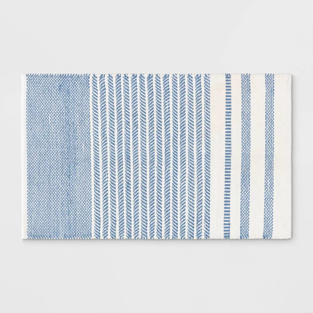 Patterned Accent Rug Blue/White - Pillowfort